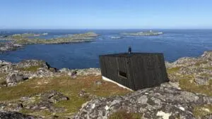 Dagsturhytte på toppen av fjellet med en panoramautsikt
