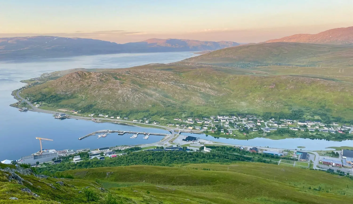 Bilde tatt fra fjelltopp som viser Kvalsund sentrum. Bildet er lånt fra Bygdedagan sin nettside