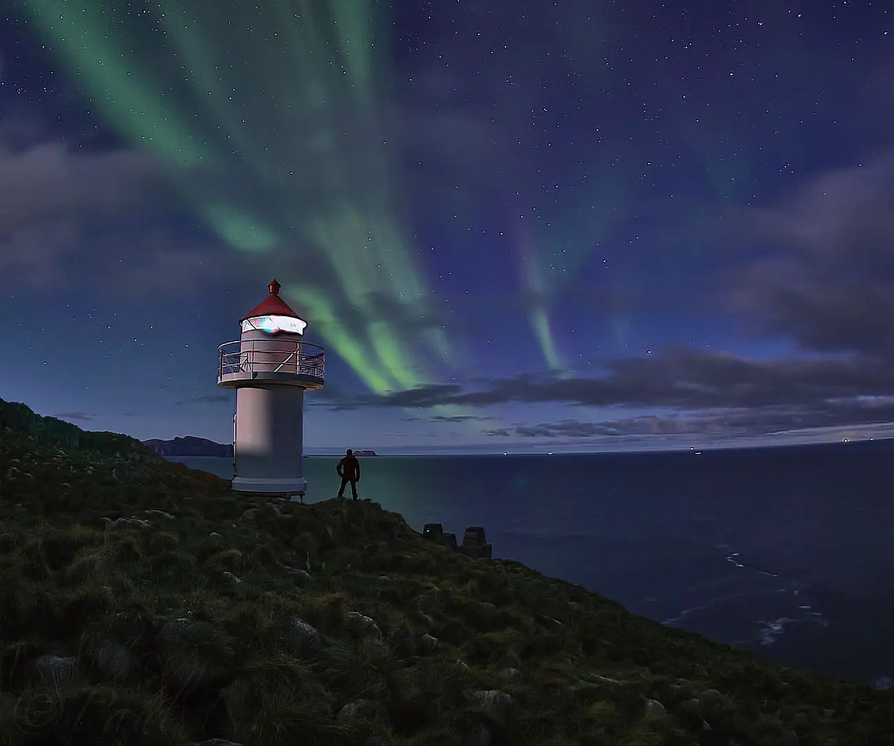 Nordlys over Tarhalsen på Sørøya