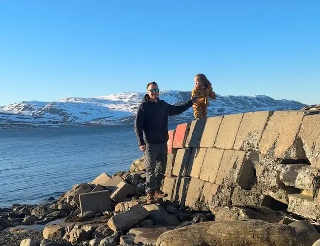 Far og datter i fjæra